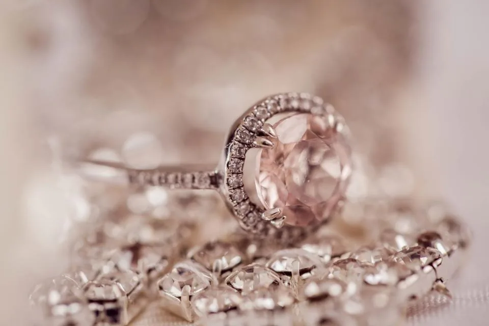 Anillo con piedra rosa sobre cristales