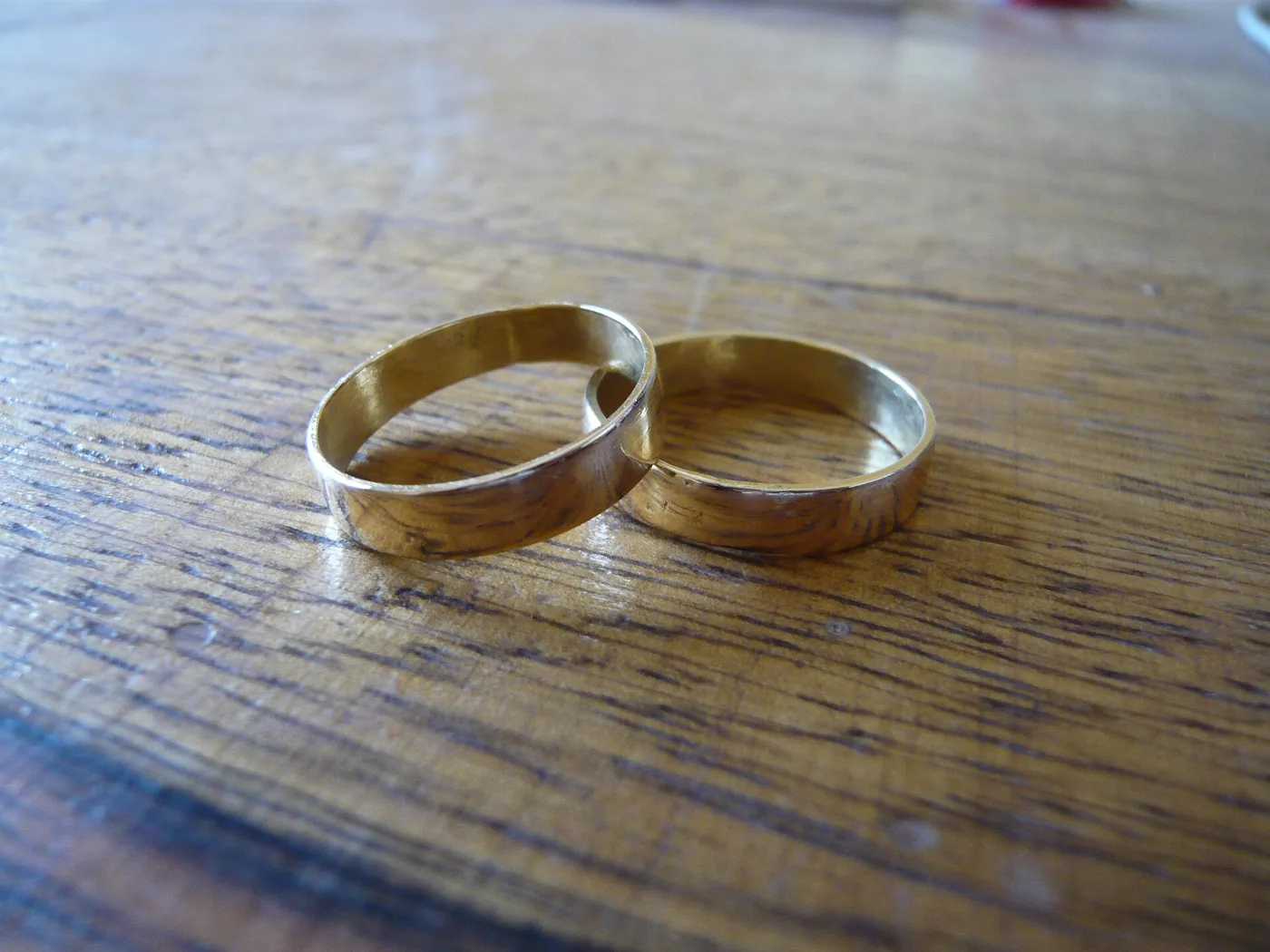 Dos alianzas de oro amarillo