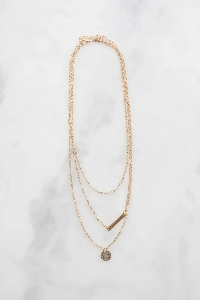Collar fino de oro con medalla