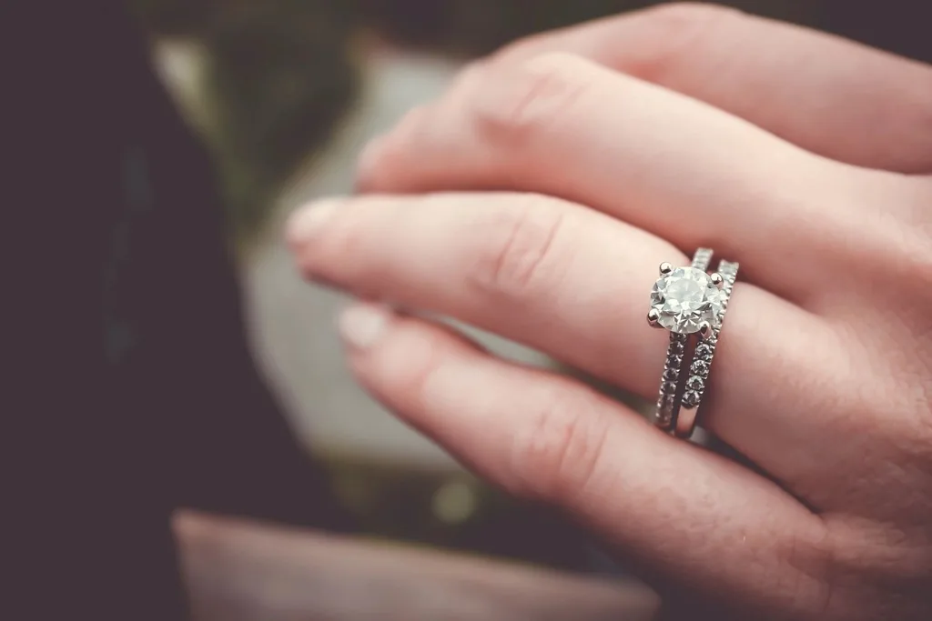 Anillo de compromiso en una mano