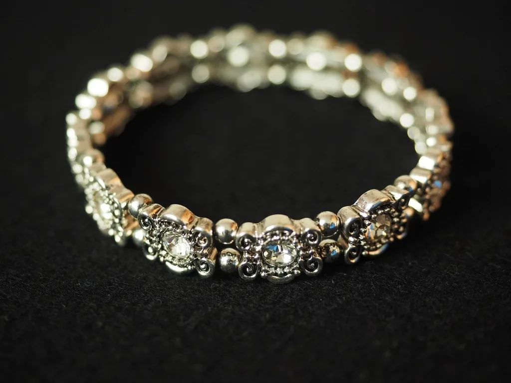 Pulsera de oro con piedras sobre fondo negro