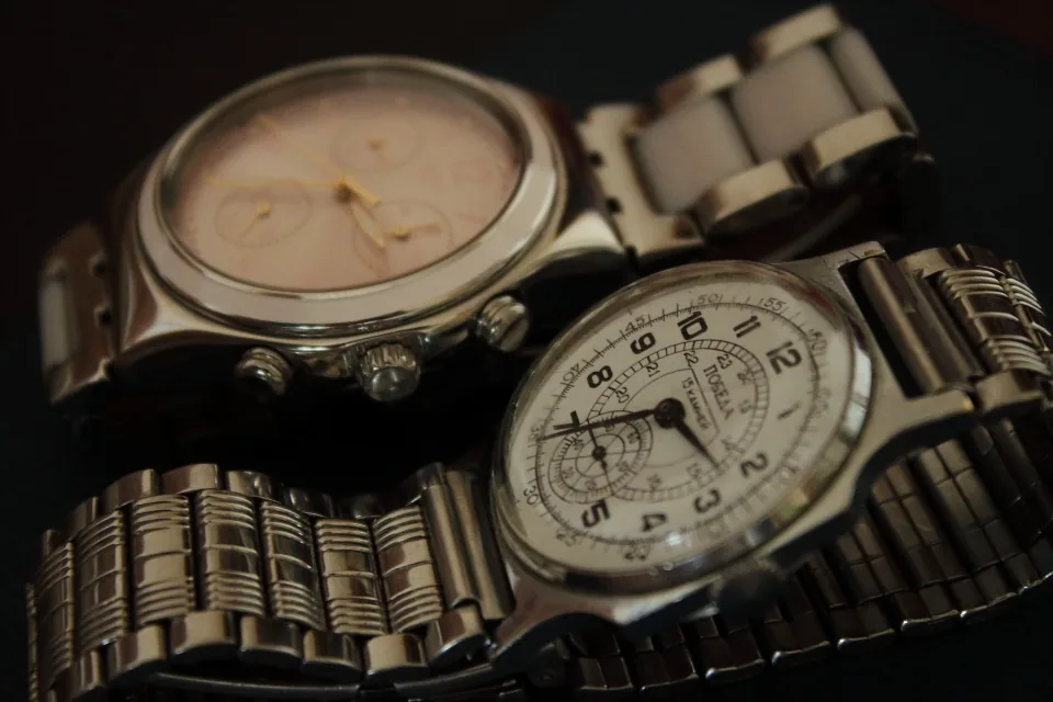 Dos relojes de pulsera de acero